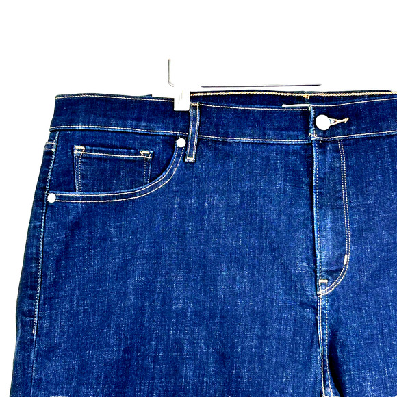 Levis Classic Bermuda Shorts Womens 22W Dark Wash Denim Cuffed Hem New - Picture 2 of 9